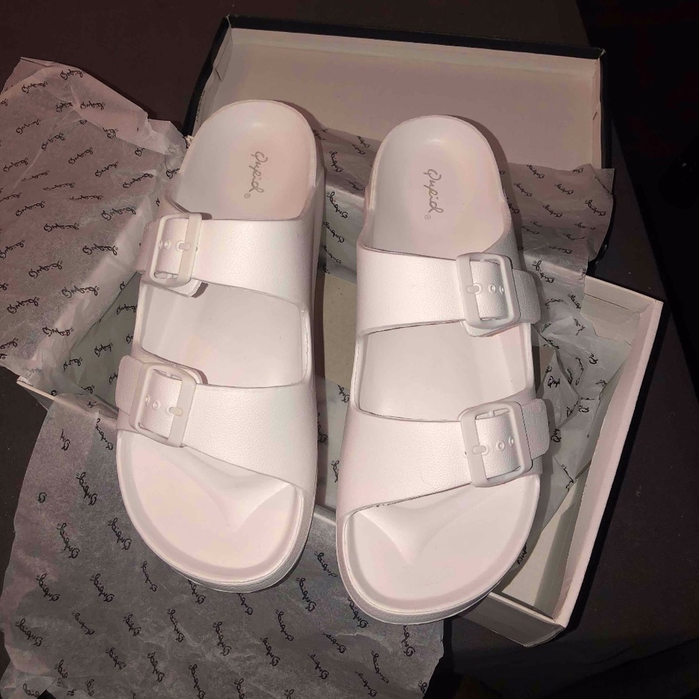 New in box! Maui Buckled White Slide Sandals Size 10